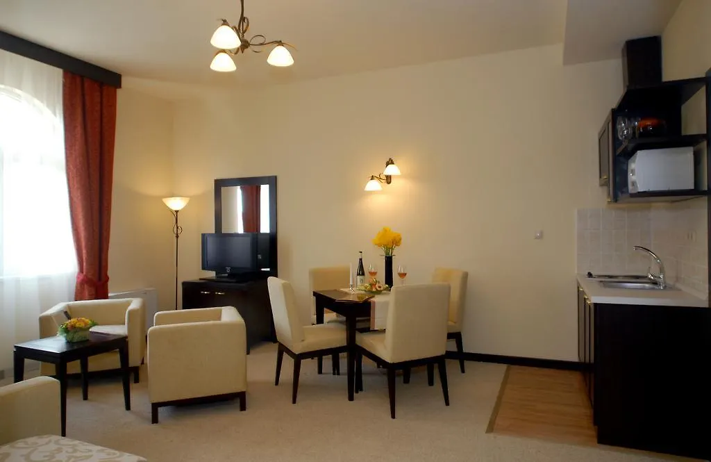 Hotel Aurum Хайдусобосло